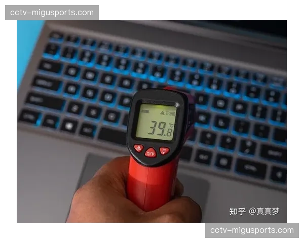 场边的计算：丹麦教练组实时数据分析屏在暂停期间的使用。